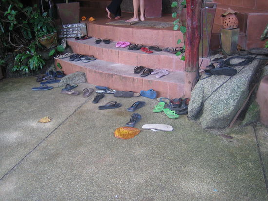 Die Flip Flops müssen draussen bleiben. Barfuss ist in jedem Restaurant, Geschäft etc Pflicht.
Die dürfen sich jetzt ausruhen, bis es wieder zurück geht...