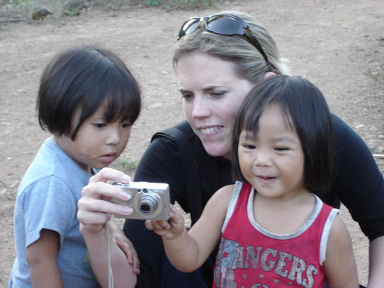 Die Kinder im Dorf waren ganz begeistert von ihren Fotos