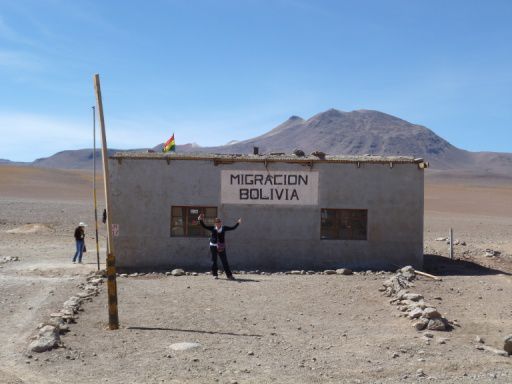Yeah, wir haben es endlich über die bolivianische Grenze geschafft. Hier der Grenzübergang mitten im Nichts auf über 4000m.