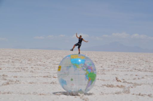 in der Salar kann man viele "lustige" Fotos machen - der Fantasie sind keine Grenzen gesetzt: Andrea balanciert auf der Weltkugel....
