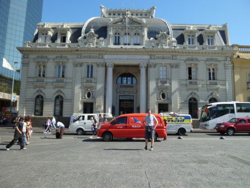 Torsten vor dem schönsten Gebäude in Santiago - der Hauptpost