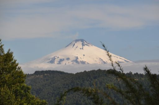 Auf einer unserer Wanderungen sehen wir in der Ferne den Villarica, den wir am kommenden Tag erklimmen wollen