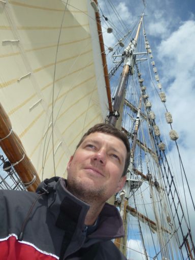 Das erste Segel ist gehisst.... Torsten ist stolz