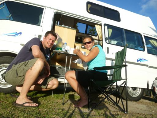 Schlafzimmer, Wohnzimmer, Küche und Terrasse auf weniger als 4qm