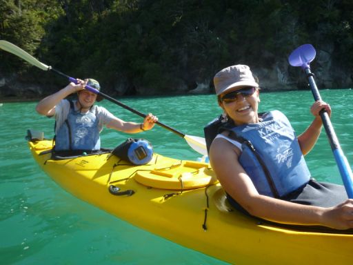 Mit vereinten Kräften paddeln wir die Küste am Abel Tasman Nationalpark entlang