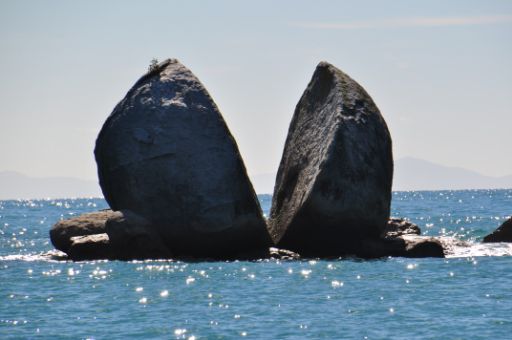 und umrunden den "weltberühmten" Split Apple Rock"