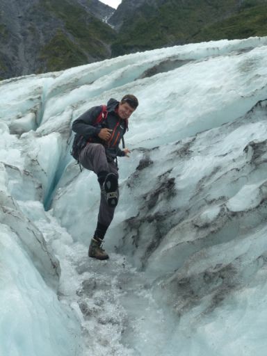 Gemäss Guide Graham sollen wir mit dem Eis nicht zimperlich sein und so stampfen wir mit den Steigeisen über den eisigen Grund