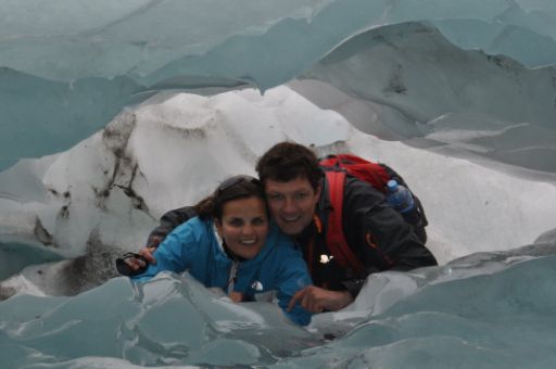 Ein Ice Arch bildet den wilkkommenen Rahmen für ein Abschiedsfoto vor dem Abstieg