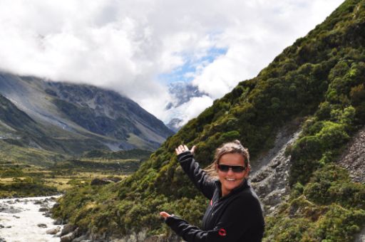 Andrea präsentiert einen der wenigen Momente mit Sicht auf Mt. Cook