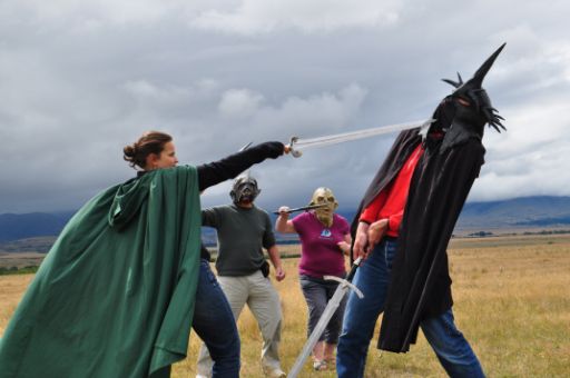 Wir spielen eine Szene aus dem Film nach ... Torsten sieht unter seiner Kapuze leider nicht, dass Andrea sich zwingen muss nicht zu lachen und es ihr schwefällt ernst zu kucken...