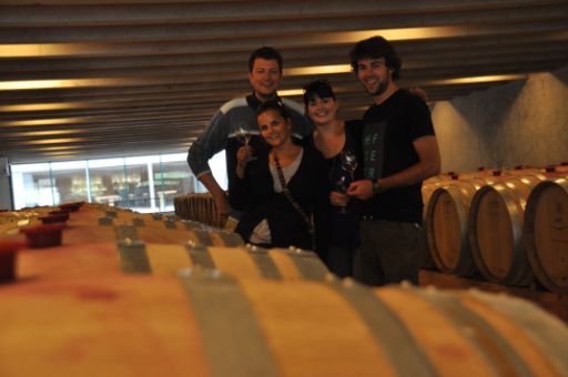 Reunion im Tasting Room. So ein Eichenfass kostet um die 2000 NZD - ohne Inhalt