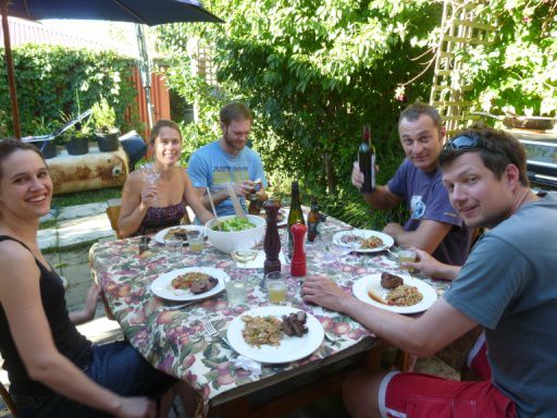 Ein schattiges Plaetzchen im Garten, Filet direkt vom Grill, ein schoenes Glas Wein, umgeben von Freunden - kann es einen schoeneren Sonntagnachmittag geben?