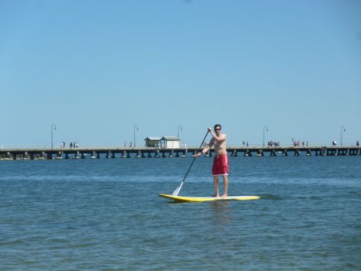 SUP = Stand Up Paddling
Ein langes Paddel, ein noch laengeres Brett und dann heisst es Gleichgewicht halten und cool aussehen