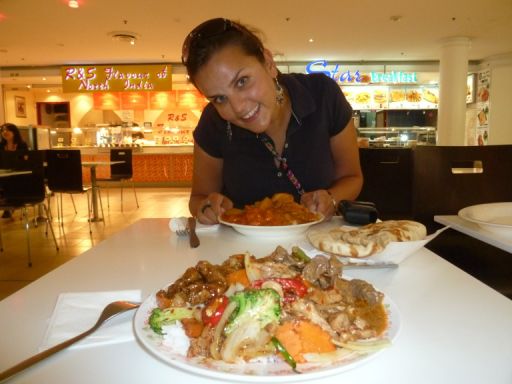 Unsere Mensa zu Studienzeiten war der Foodcourt des gegenueberliegenden Einkaufszentrums - Den Inder und den Thai gibt es immer noch!!!