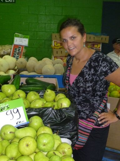 Andrea auf dem Paddy's Market. Am Sonntagabend wird hier alles fuer "One Dollar, one Dollar one Dollar" rausgehauen - der Klang wird uns wohl fuer immer in den Ohren bleiben
