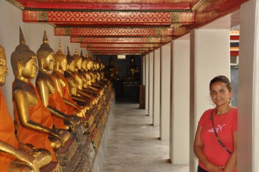 Zu einem Bangkokbesuch gehoert natuerlich ein Besuch der zahlreichen Tempel - Auf der Suche nach dem liegenden Buddha passieren wir unzaehlige sitzende Buddhas. Am Ende haben wir ihn aber doch noch gefunden.