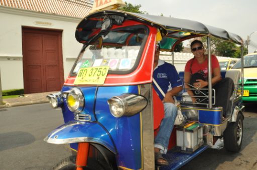 Tuk Tuk - DAS Transportmittel in dieser pulsierenden Stadt.
Preisverhandlungstaktik:
1. Preis fuer genaues Ziel erfragen - Der Preis ist natuerlich astronomisch hoch
2. Verstaendnislos mit dem Kopf schuetteln, wegdrehen und weggehen - Preis faellt sofort um 30%
2a: Preis faellt noch weiter, wenn man einen Shopping-Stopp akzeptiert. Lonely Planet schreibt hierzu: "... sollten sie in so einen Shopping Stopp kommen, koennen sie ihren kompletten Tagesplan vergessen
3. Eigenes Angebot circa 15% unter dem letzten Preis - man wird sich einig, oder aber geht weiter