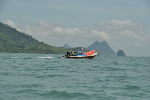 Mit einem Longtailboot geht's zum kajaken; vorbei an touristisch noch (fast) unberührten Inseln