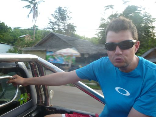 DAS Transportmittel für Touris auf Koh Lanta - die Ladefläche eines Pick-Ups. Durch die starke Luftzufuhr ist so auch sichergestellt, dass man um 7 Uhr morgens wach und fit für's Tauchen ist.
