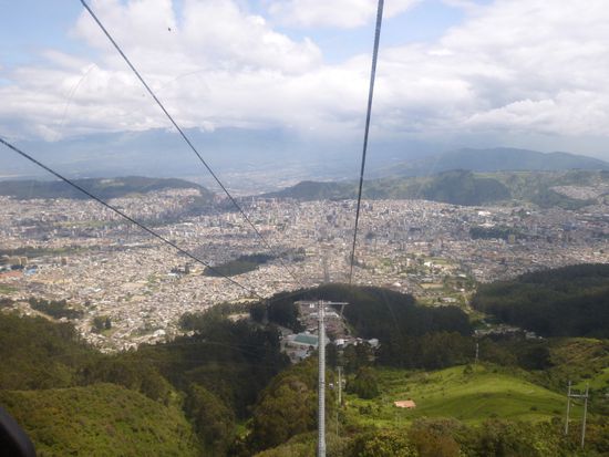 Blick aus der Gondel auf das unendliche Häusermeer von Quito