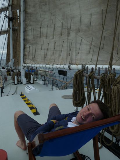 Setzt die Segel! Torsten beobachtet das Hissen der 16 Segel mit insgesamt 920qm Segelfläche