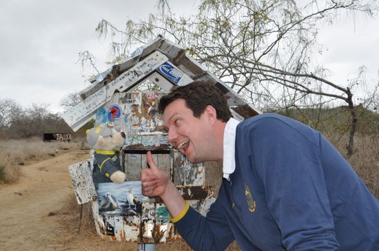 An dieser Stelle wird es mal Zeit Emil vorzustellen - unser Postbärreisemaskottchen, der uns zu den Postämtern dieser Welt begleiten wird.
Hier sind Torsten und Emil gerade an der Post Office Box, dem ältesten Briefkasten im Südpazifik. Seefahrer deponieren hier ihre Post und passende Destinationen werden von folgenden Schiffen mitgenommen. Ein briefmarkenfreies System, dass von den Besuchern der Galapagosinseln weitergeführt wird. Emil wird ein paar Postkarten nach Neuseeland mitnehmen.