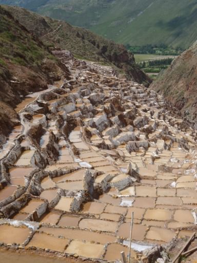 Salinas - in diesen Becken verdunstet das salzhaltige Gebirgswasser und Salz wird gewonnen