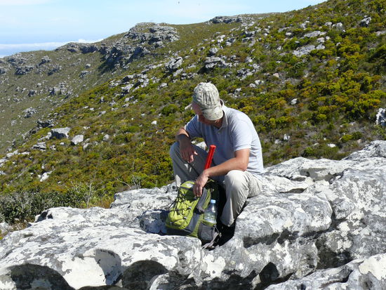 Unser Tourguide und Gastgeber Marc
Ausgerüstet mit Wasser, Wasser und Wasser, leichter Verpflegung und ganz wichtig für Dora: Der Ballwerfer (roter Stiel)