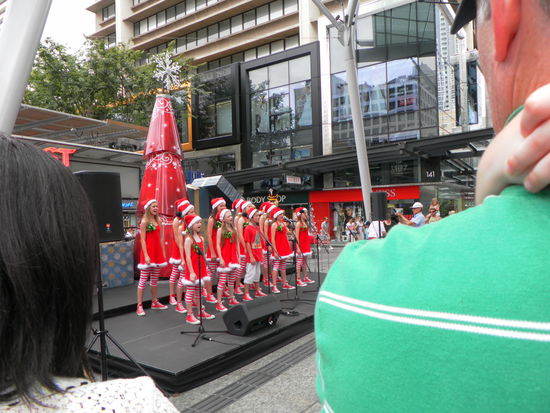 Weihnachtslieder-Singen in der Fußgängerzone mal anders. Die Mädels dürften in Deutschland wohl ganz schön frieren 