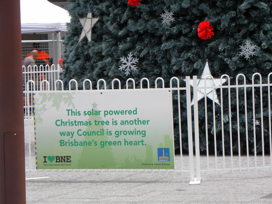 Großer Weihnachtsbaum in Brisbane-City, und wenn hier schon so schön die Sonne scheint, warum dann nicht solar powered?