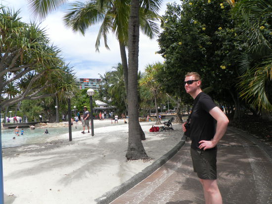 City-Beach, endet in einer künstlichen Lagune. Mitten in der Stadt, mit Lifeguards, schön warm und beliebtes Ausflugsziel für Familien