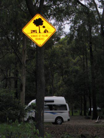 Thunderbird Caravan Park (uns ist übrigens kein Ast auf den Kopf gefallen)