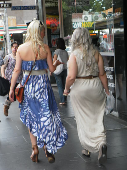 neben "Silvester im Park" gibt es natürlich auch viele stylischere Möglichkeiten ins neue Jahr zu feiern. Überall sind schon Leute in feinster Abendgarderobe unterwegs...