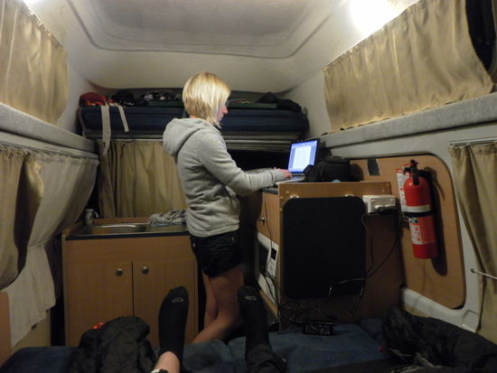 und bevor wir schlafen gehen wird am Abend noch ein bisschen am Bericht gearbeitet.