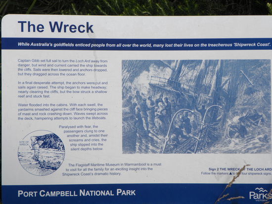 Shipwreck-Coast - hier sind zu Zeiten der großen Segelschiffe schon so einige Schiffe an den Klippen zerschellt: in 40 Jahren ereilte  über 80 Schiffe auf diesen 120 km ein übles Schicksal. Das wohl bekannteste war "Loch Arch".