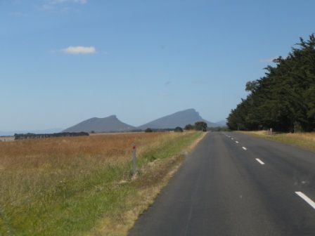 Die Wimmera, flach wie ein Pfannekuchen und im Hintergrund die Grampians