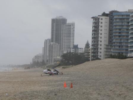 Der Strand in Surfers Paradise - Regen macht das Ganze auch nicht schöner