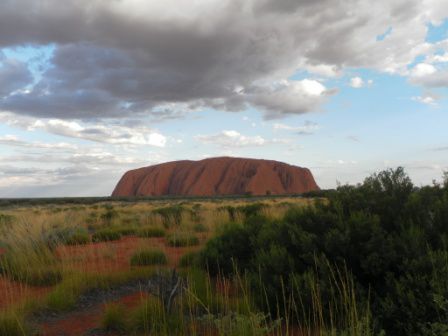 aber jetzt: das ist er! Nachfolgend mal eine Auswahl an Farben, in denen der Uluru abends erstrahlt.