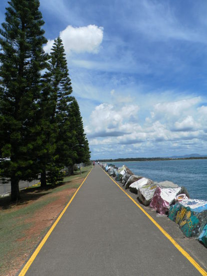Am Hafen von Port M. entlang haben Touristen sich auf den Steinen verewigt
