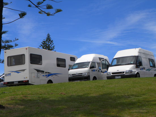 Inoffizielles Cheapa-Camper-Treffen. Wir sind bescheiden und nehmen den kleinsten wieder mit.