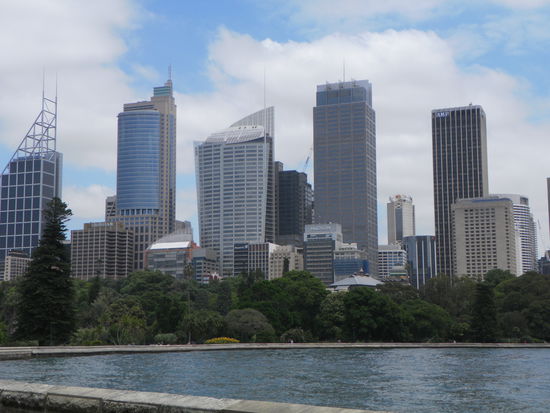 links: Deutsche Bank.