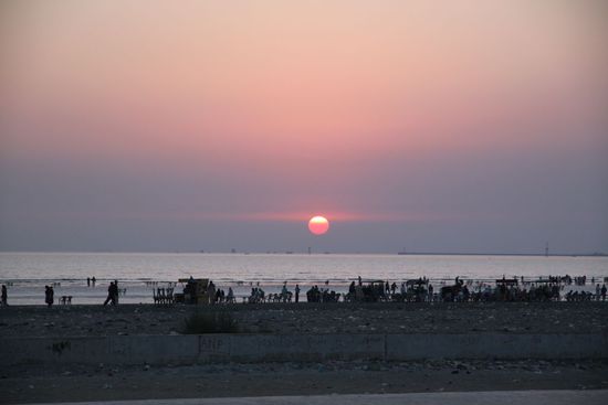Sonnenuntergang überm Indischen Ozean am Strand Karachis