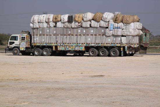 vorbildliche Ladungssicherung durch Kraft- &amp; Formschluss