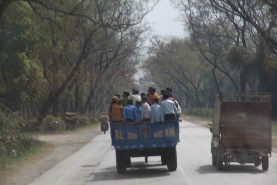 Indisches Taxi auf dem Web nach Delhi