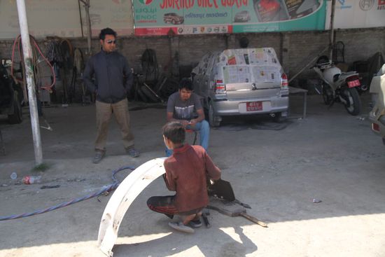 12-jähriger beim Ausdängeln unseres demolierten Kotflügels