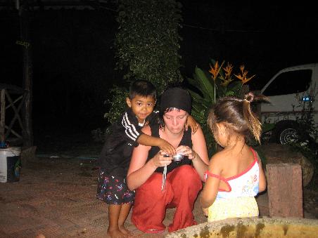 Tonja und die Kids an einer unserer Lieblingswartestationen