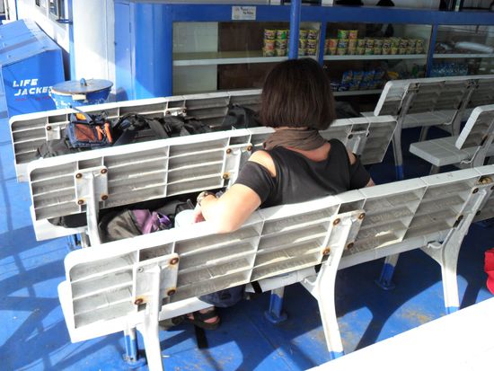 Diesmal reicht der Platz an Deck. Wir beide hatten wahrscheinlich fast so viel Gepäck, wie alle anderen Mitreisenden zusammen.