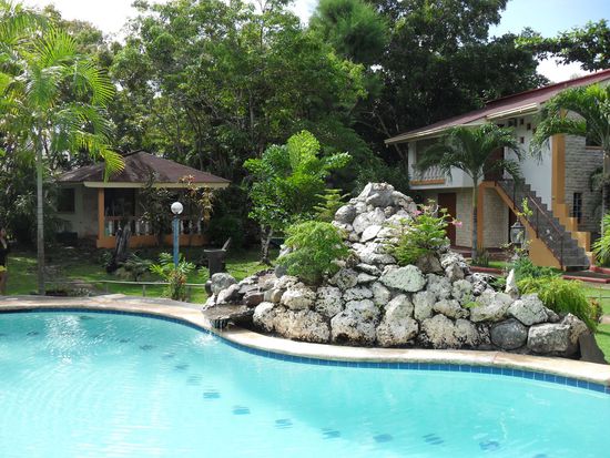 Bungalow links, vom Pool aus