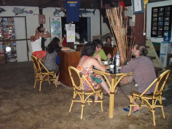 Alona bei Regen (kann man nicht sehen, er war aber da und zwar reichlich, wir haben uns in einer Tauchbasis verkrochen)