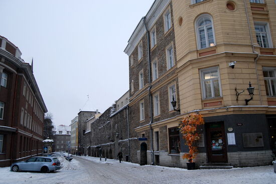 kamen wir zur Kreuzung und bogen nach links in die Straße "Harju" ein